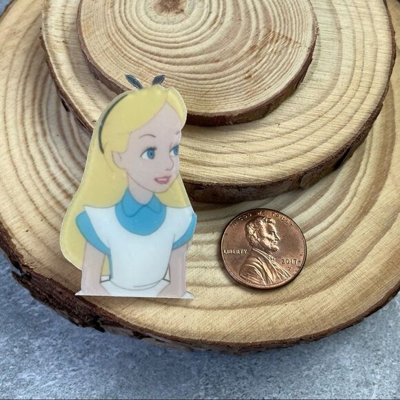 Alice in Wonderland Acrylic Pin/ Brooch Lapel - Picture 3 of 6